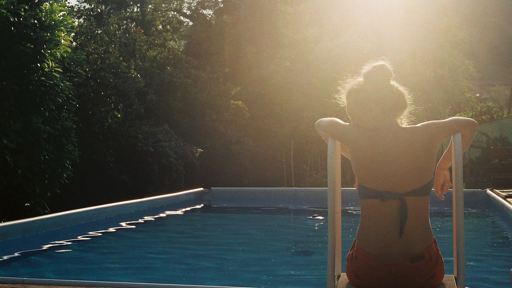 ragazza sulla piscina in solitudine foto di ania*Io ballo da sola