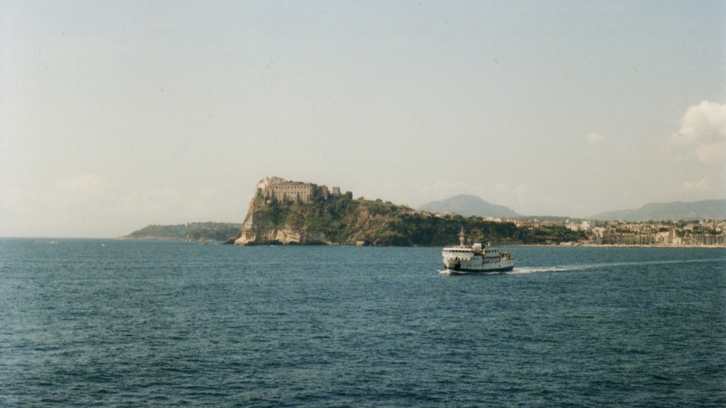 Barca al largo di Ischia foto di Salvatore Manfellotto