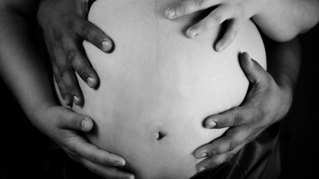 donna incinta con mani foto di alexNunez