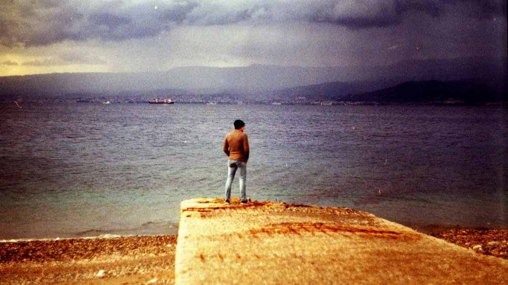 Uomo in solitudine sullo stretto di Messina foto di Victoria Yarlikova