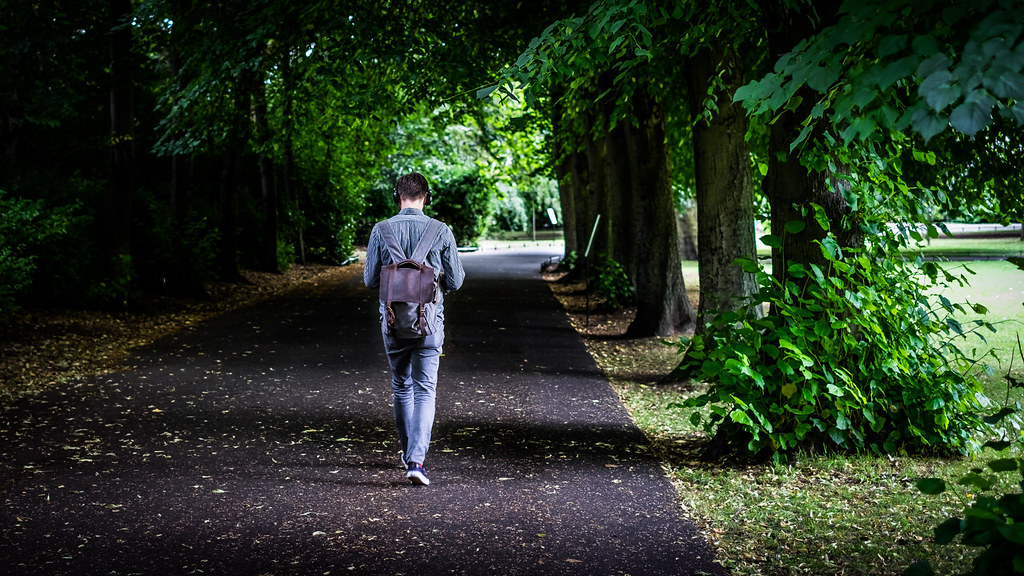 Ragazzo con le cuffie nel bosco foto di Giuseppe Milo