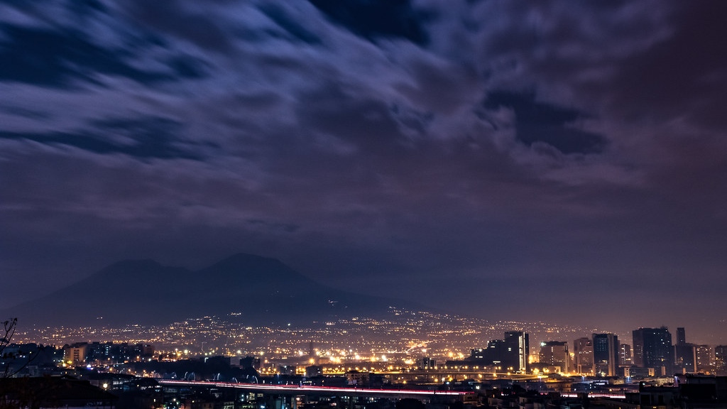 Articolo La fine del giorno Salvatore Manfellotto - foto Napoli Centro Direzionale di notte di Luciano Apice 