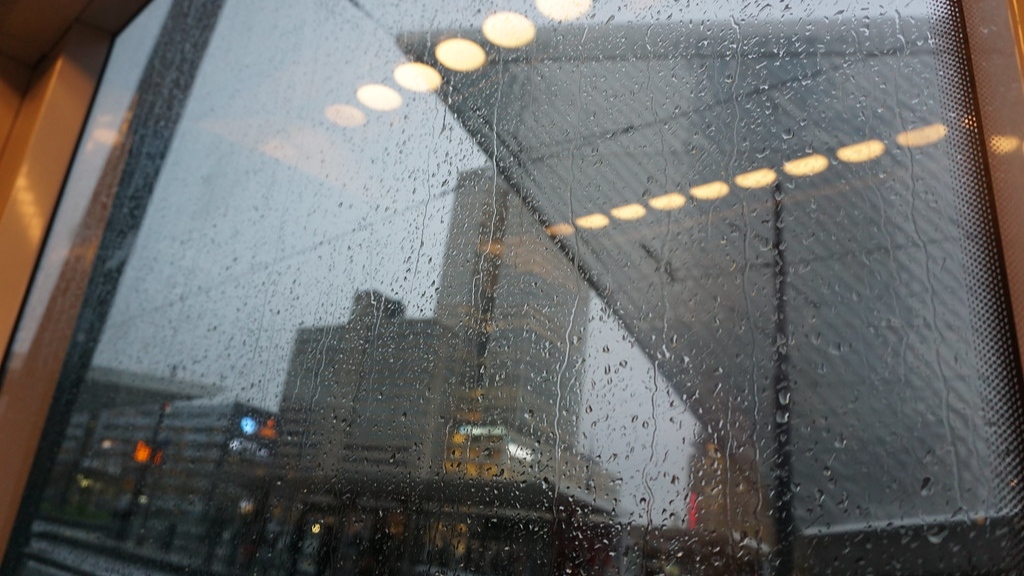 Pioggia su finestrino del treno foto di fotorotterdam