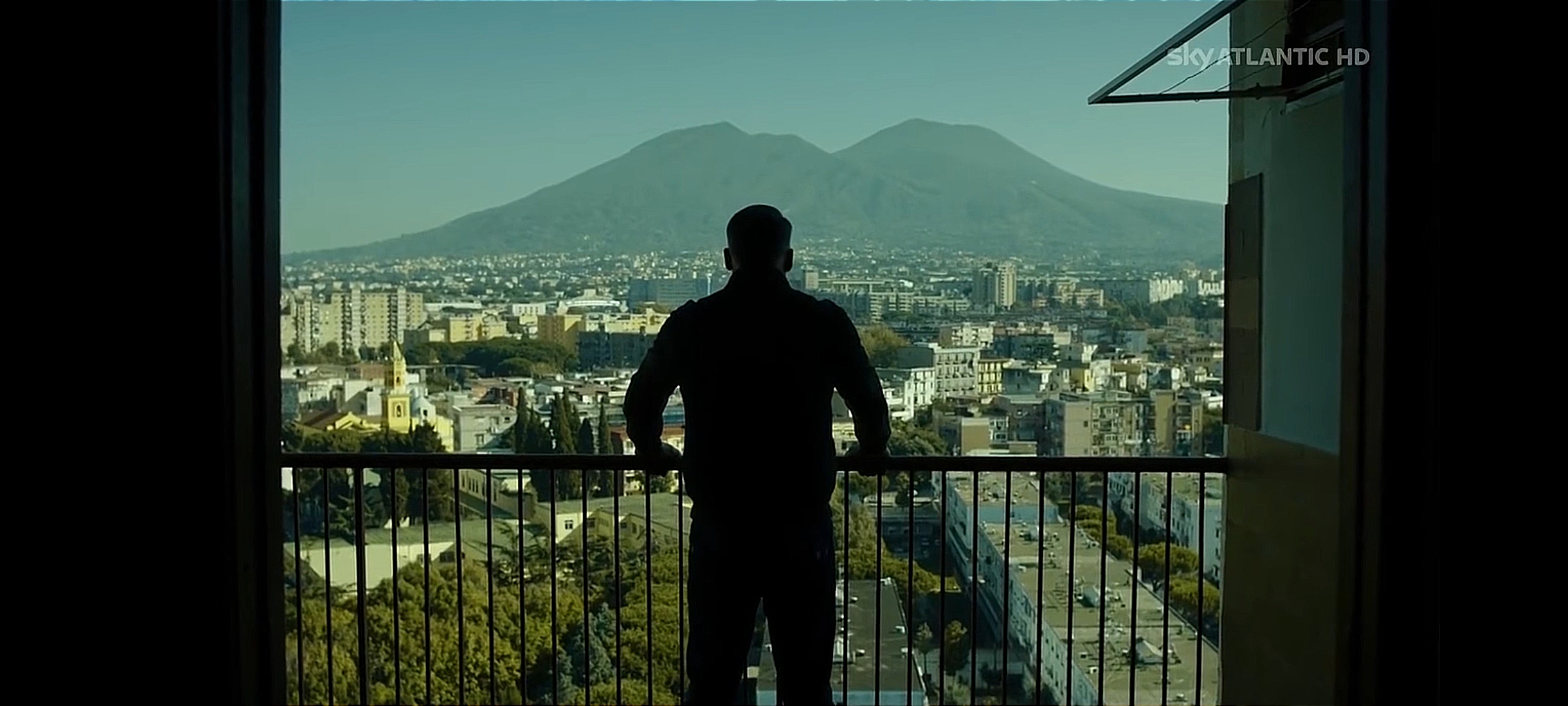 Fotogramma da Gomorra - La Serie - Seconda stagione - colonna sonora: Enzo Dong - Secondigliano Regna